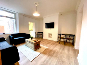 Huge serviced Apartment with FREE PARKING